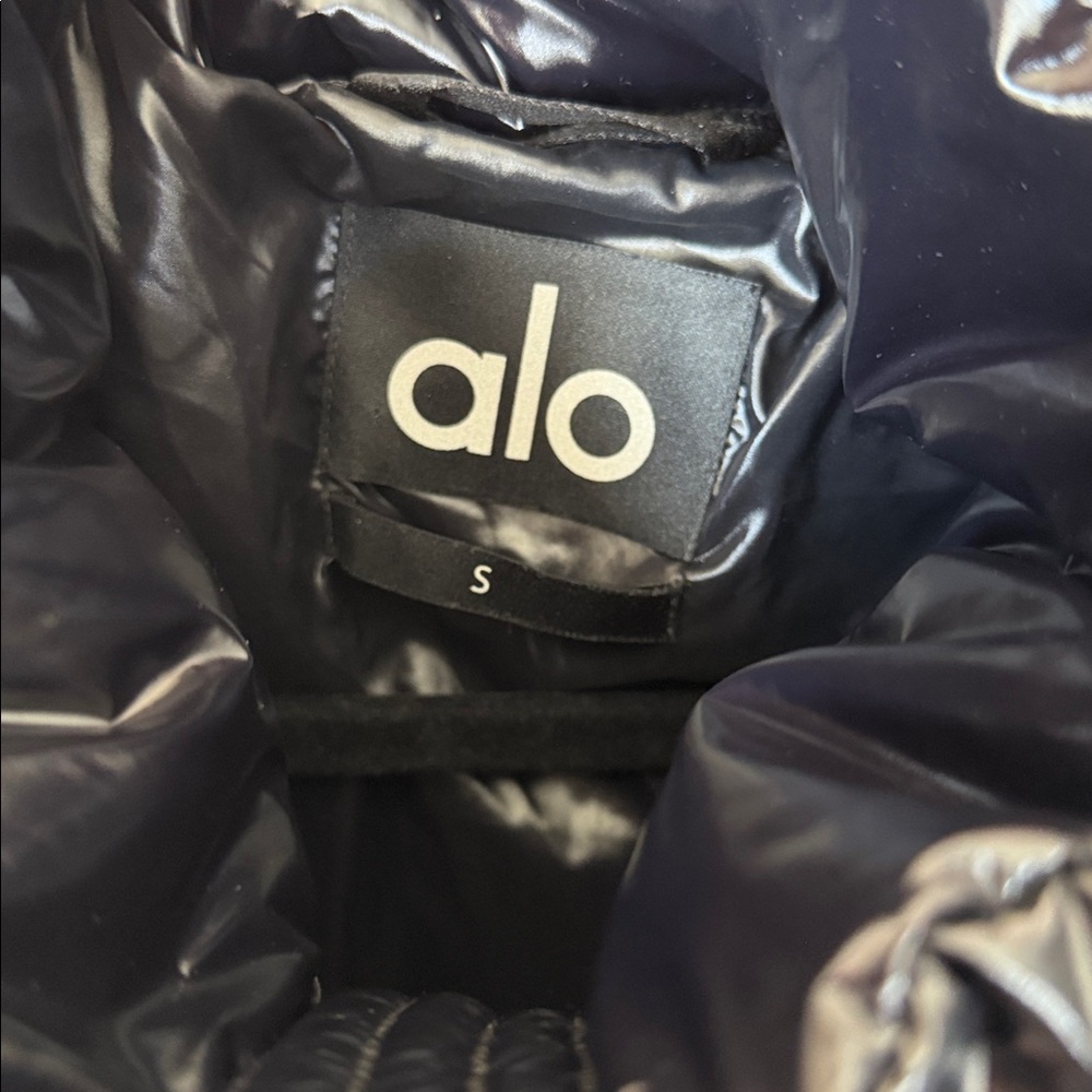 ALO Yoga Glossy Black Puffer Jacket - Picture 11 of 14